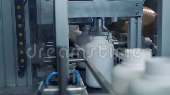 塑料瓶通过挤压机械设备视频的预览图