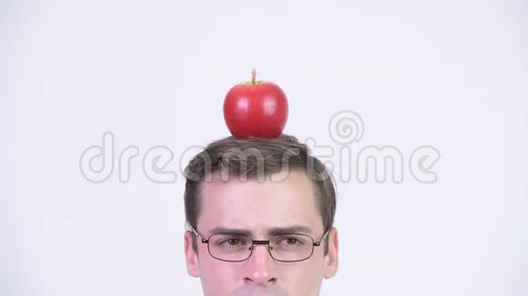 头顶戴苹果眼镜的年轻人视频的预览图