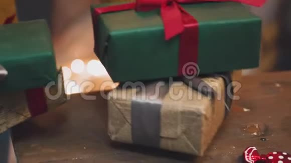 男人手中的美丽礼物新年礼物一条红丝带冷杉放在桌子上他自己做的是视频的预览图