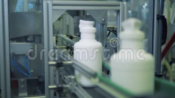 塑料容器的瓶颈正被工厂的机器切断视频的预览图