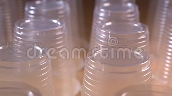 连续饮用水用塑料玻璃环境问题概念非堆肥废物背包焦点视频的预览图