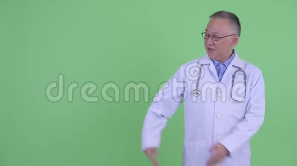 快乐成熟的日本男医生在说话视频的预览图