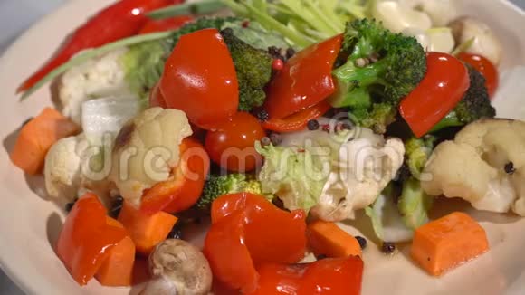蔬菜炖在上桌上视频的预览图