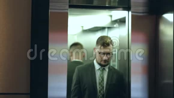 酒店电梯里穿西装带领带的商人视频的预览图