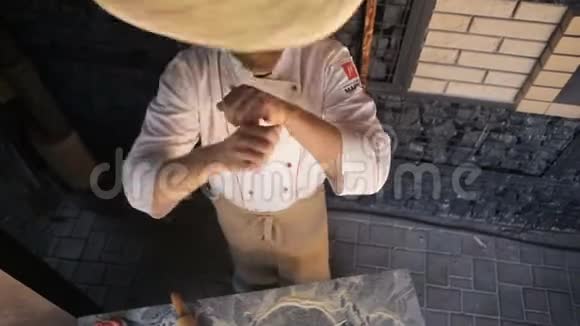 厨师把披萨面团扔出去视频的预览图