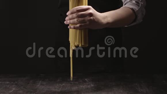 意大利面食在一张乌曼人的手一张木制的乡村餐桌上垂直落下慢动作全高清视频视频的预览图