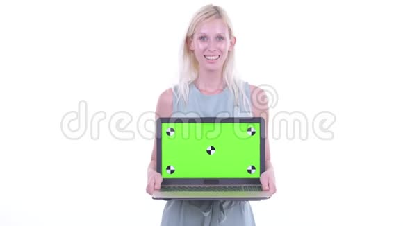 一位年轻漂亮的金发美女一边说一边展示笔记本电脑视频的预览图