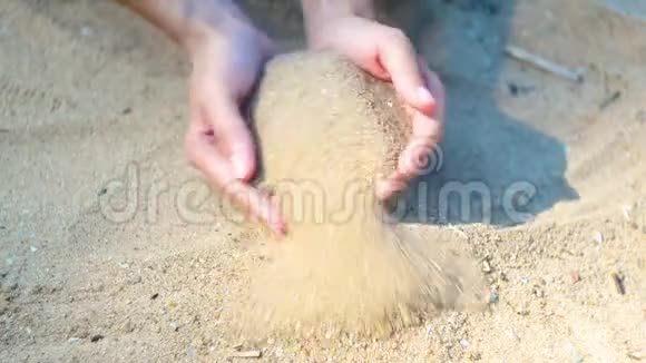女人在沙滩上玩沙子女人手臂海滩视频的预览图