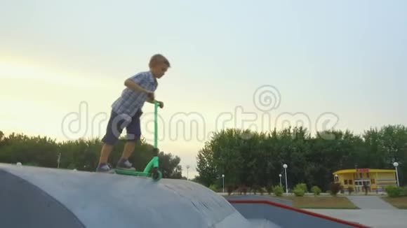 一个年轻人在溜冰场跳着滑板车玩花样视频的预览图