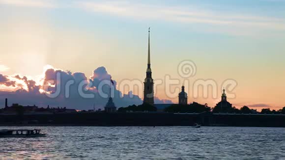 日落与彼得和保罗堡垒圣彼得堡俄罗斯尼瓦河上的船只视频的预览图