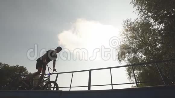 人骑自行车的后轮BMX男性骑手会耍小把戏视频的预览图