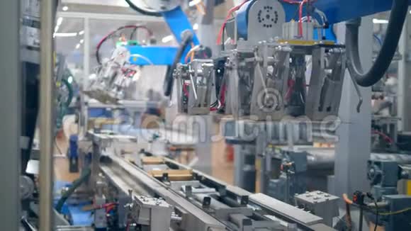 在工厂里用纸板箱工作的金属机器视频的预览图