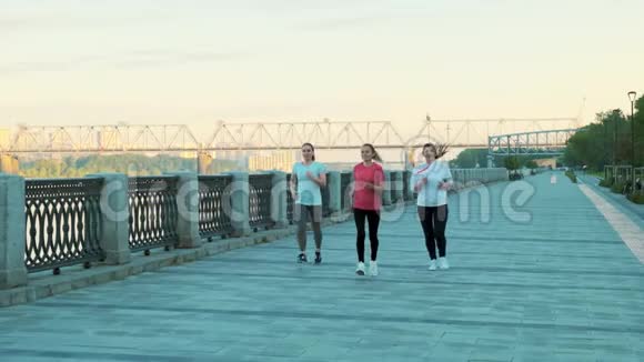 三个女孩朋友晨跑慢镜头视频的预览图