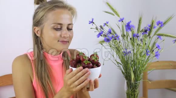 女人吃大草莓微笑着视频的预览图