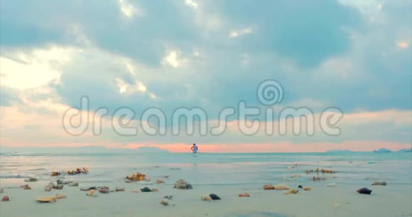 美丽的日落在热带在一个渔夫的背景下他在海洋中旋转渔民捕鱼视频的预览图