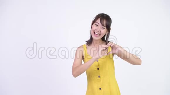 快乐美丽的亚洲女人举手视频的预览图