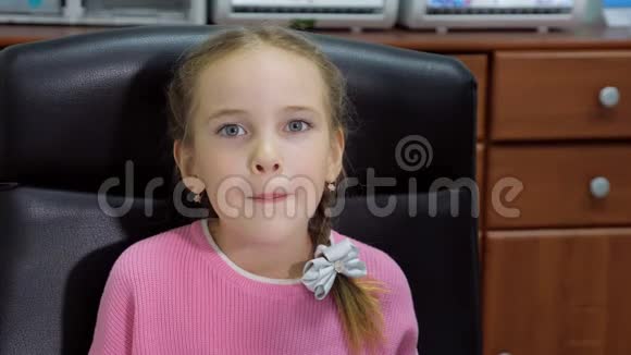 一个快乐的小女孩在诊所做了一个眼睛检查视频的预览图