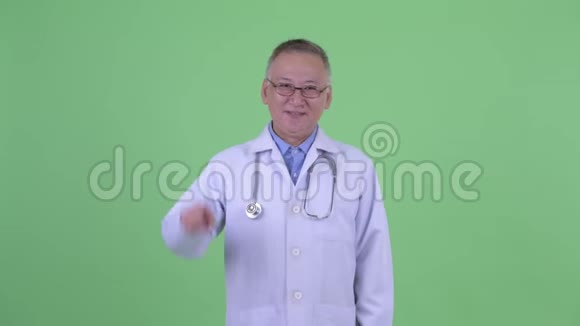 快乐成熟的日本男医生指出视频的预览图