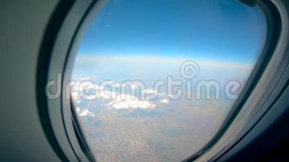 从飞机上可以看到陆地和天空的舷窗视频的预览图