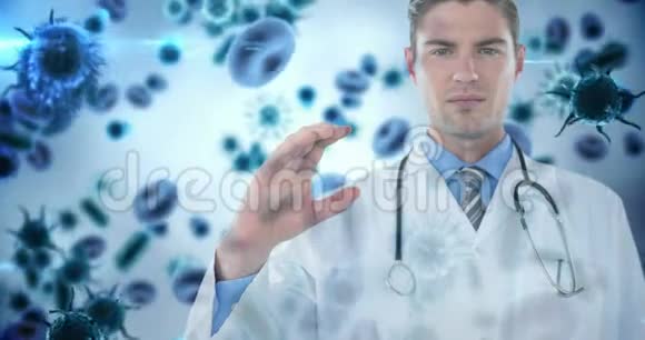 医生拿着看不见的物体对着细菌细胞4k视频的预览图