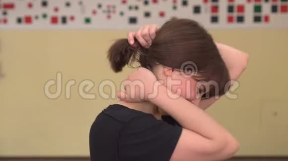 年轻的白种人女人白天在房间里按摩她的脖子因为它伤害了视频的预览图