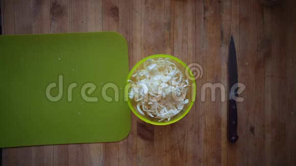 有人把切碎的卷心菜和磨碎的胡椒粉撒起来视频的预览图