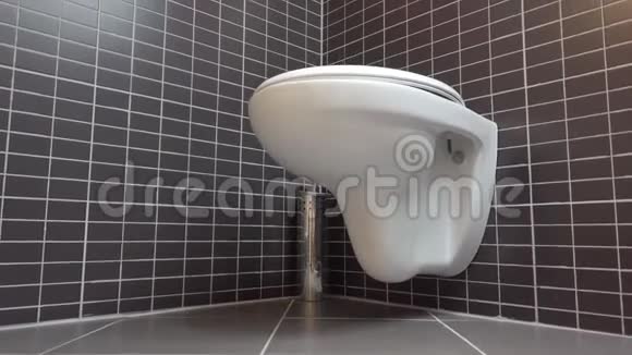 厕所碗现代浴室的厕所有黑灰色瓷砖4k超高清吊车射击视频的预览图