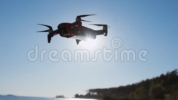 特写的一个复印机拍摄近海在秋天无人机飞近海拍照录像飞行和飞行视频的预览图