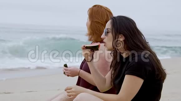 在海滩边吃西瓜边放松视频的预览图