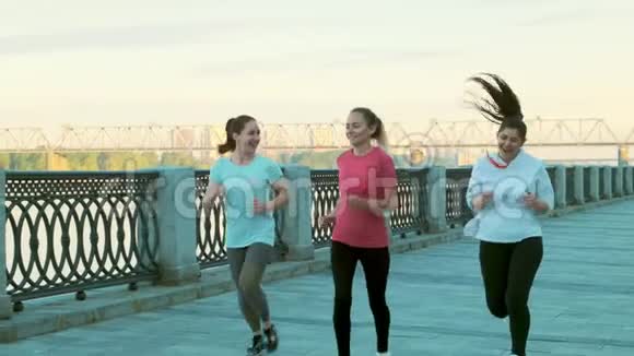 三个女孩朋友晨跑慢镜头视频的预览图