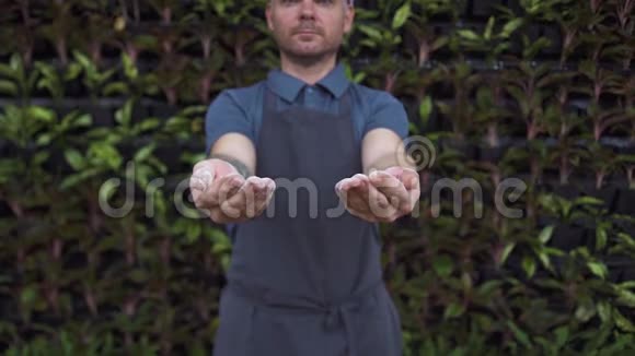 面包店的人用面粉拍手厨师在做比萨饼意大利面烘焙面包时手拿面粉视频的预览图
