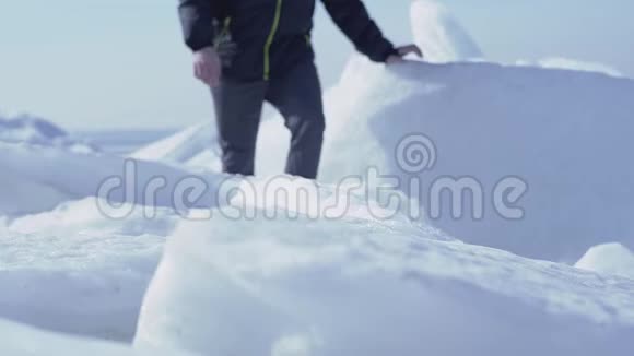 在寒冷的冬天未被认出的人爬上了冰冰河的顶端慢动作视频的预览图
