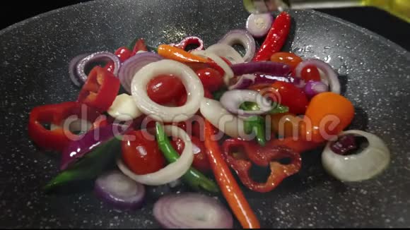 厨师用高温火焰炒蔬菜视频的预览图