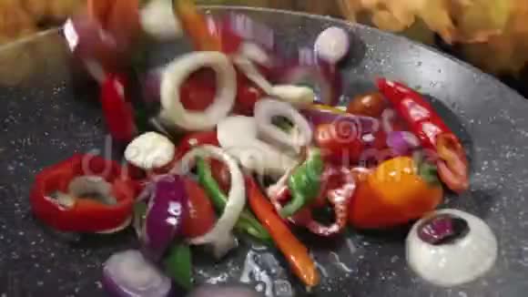厨师用高温火焰炒蔬菜视频的预览图