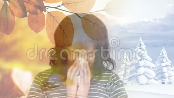 女子打喷嚏时对秋叶过敏视频的预览图