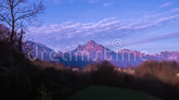 日落时分意大利阿尔卑斯山的时间视频的预览图