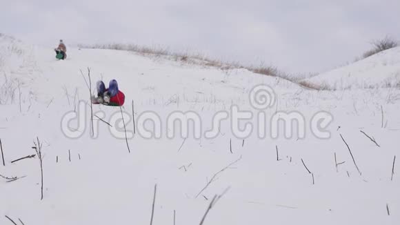 十几岁的女孩骑着白色的雪山笑圣诞节假期冬季运动会慢动作视频的预览图