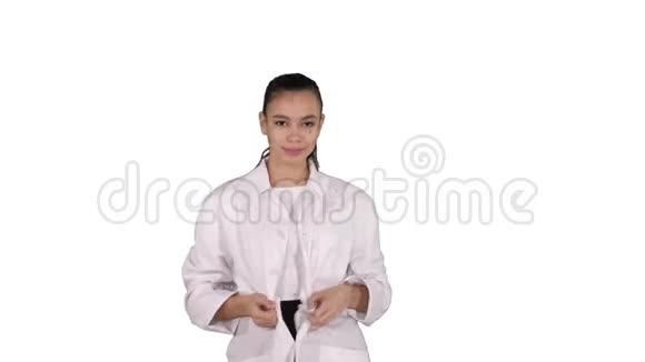 漂亮的女医生走着在白色的背景上脱下她的白色长袍视频的预览图