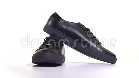 男人黑色运动鞋与鞋带视频的预览图