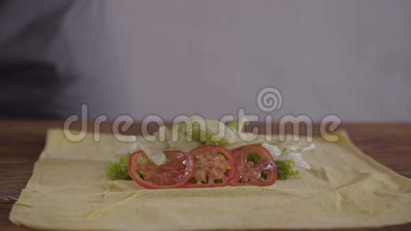 厨师的双手戴着黑色厨房手套制作沙瓦玛特写厨师把肉西红柿和洋葱放在上面视频的预览图