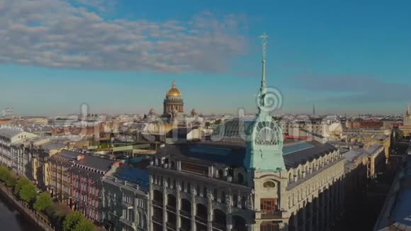 圣彼得堡俄罗斯从街道上的无人机AuPontRouge的尖塔上俯瞰视频的预览图