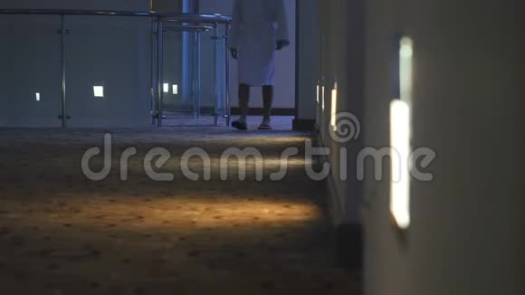 未被认出的女人穿着浴袍在酒店走廊散步视频的预览图