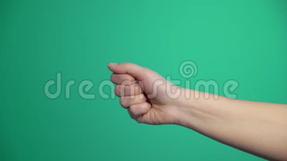 绿色成年女性手部孤立计数的特写女人用拳头然后是一二三四视频的预览图