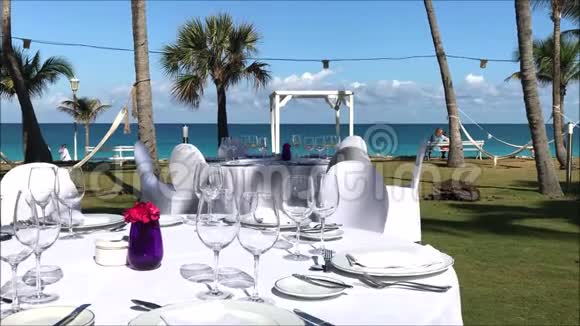 在加勒比岛的一个热带花园里布置的餐桌视频的预览图