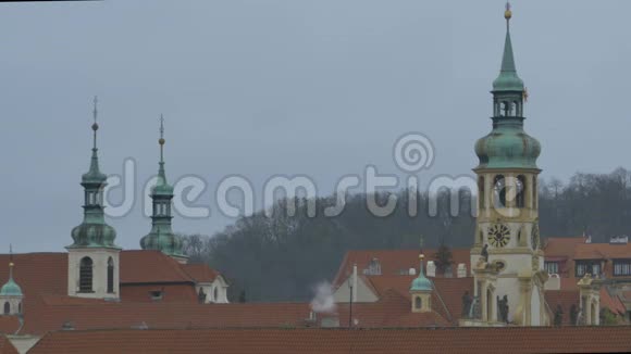 布拉格的尖塔和屋顶视频的预览图