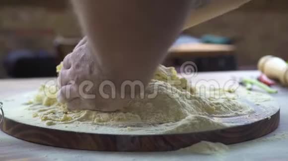 面包师用面粉和鸡蛋做面团厨师在厨房桌子上揉面流程视频的预览图