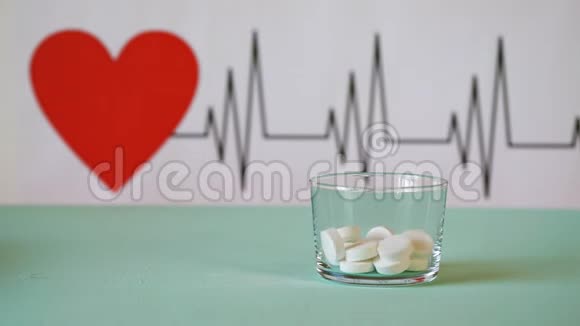 心脏心电图背景下的药片视频的预览图