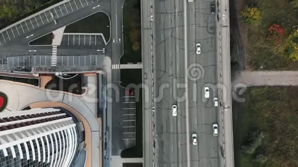 从上面看道路桥梁直升机的空中镜头商业中心的最高视野旧残破视频的预览图