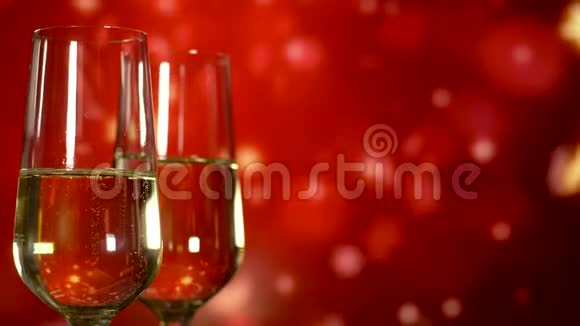 红色节日背景下的两杯香槟关门视频的预览图