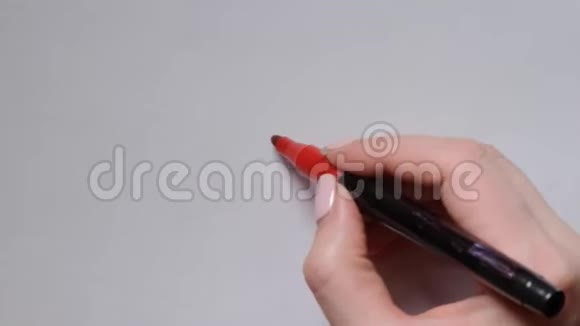 用红笔在白板上手写我爱你视频的预览图